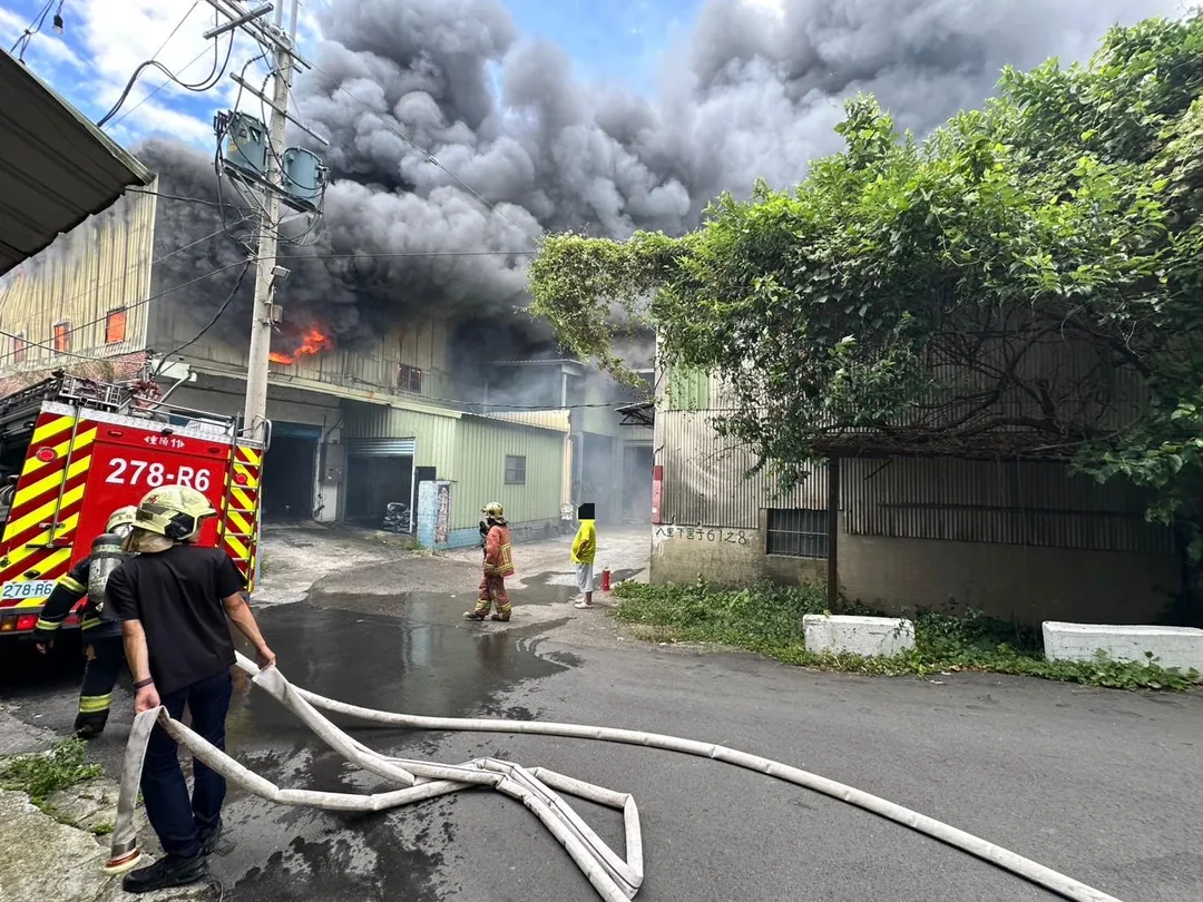 現場2樓全面燃燒消防人員佈水線灌救。（圖／翻攝畫面）