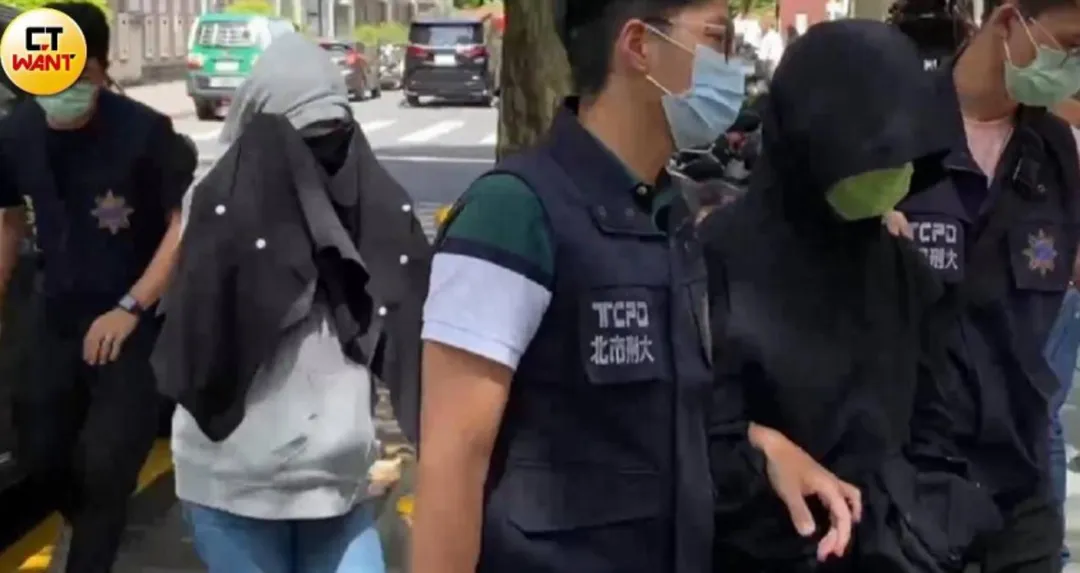 恐嚇檢察官臉書圖轉傳的情侶檔抵北檢複訊。（圖／CTWANT）