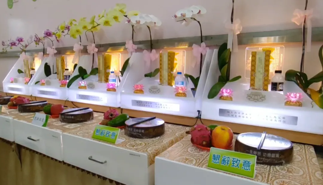 台中豐原發生王姓1家5口輕生事件,靈堂設於東海殯儀館。(圖/中天新聞)