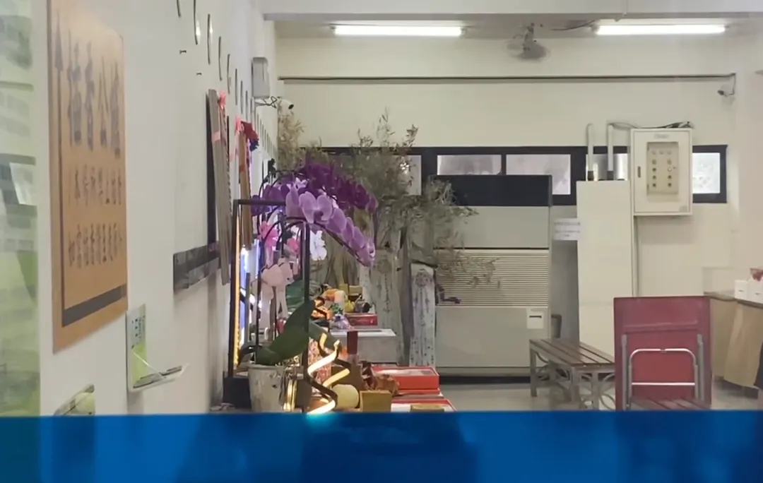 王家人靈堂設在同處,但未有親友前來祭拜。(圖/中天新聞)