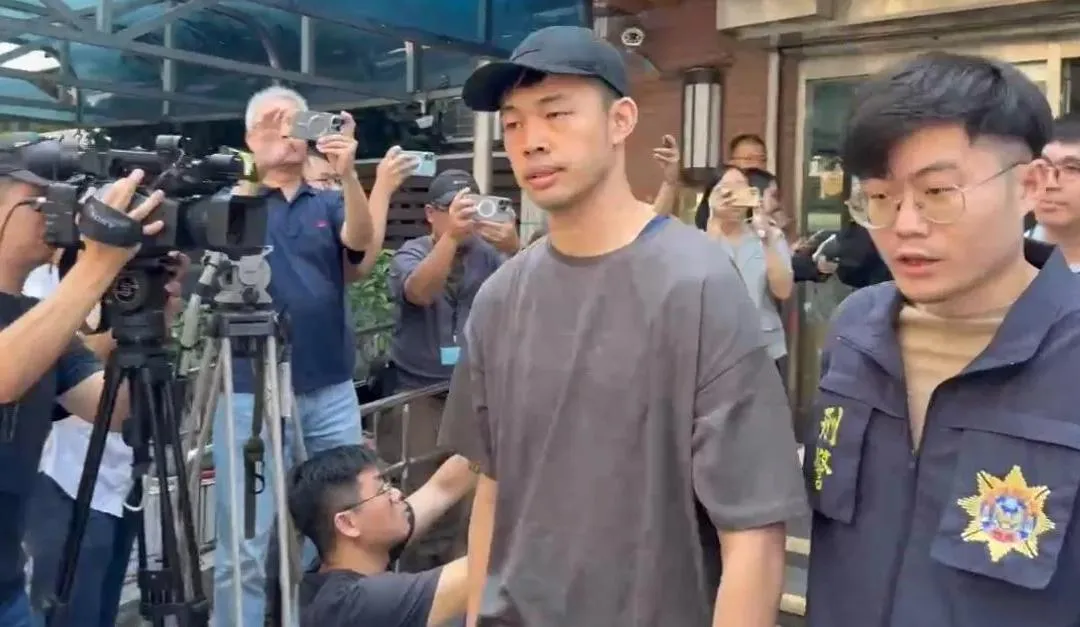 陳大天因涉嫌造假病歷逃兵，遭警方拘提逮捕，神隱了近兩個月。（圖／中天新聞）