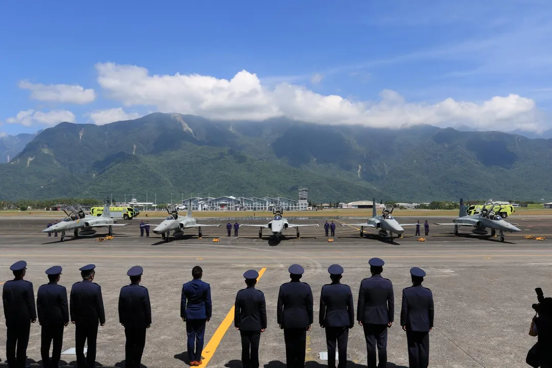 第12隊3架RF-5E(圖中)、2架F-5F滑回除役典禮會場前。(圖/宋玉寧攝)