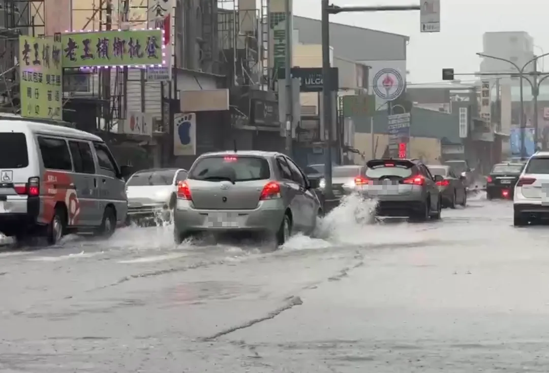 連日降雨,導致雲林以南許多地方都嚴重積水。(示意圖/中天新聞)