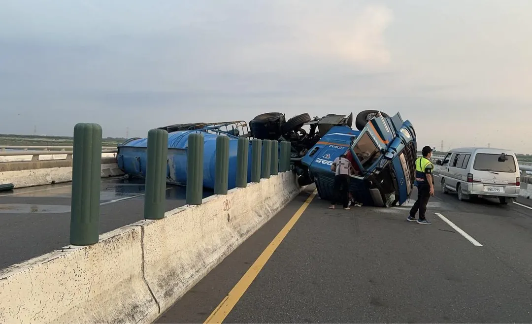 油罐車最後翻覆在分隔島上導致柴油外漏。(圖/翻攝畫面)