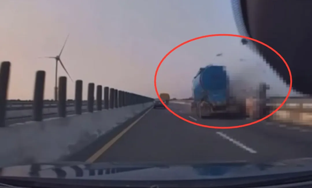 油罐車先撞上小貨車。(圖/翻攝畫面)