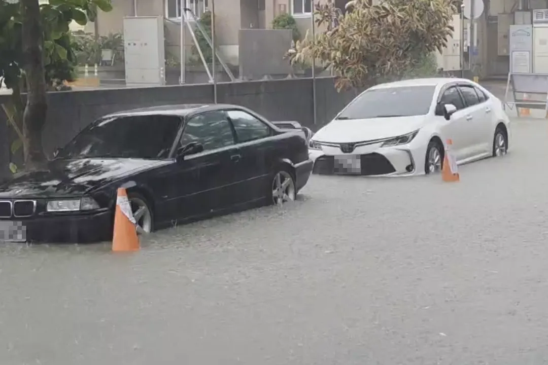 嘉義市街頭4日因大雨產生淹水,一度深達半個輪胎高。(圖/中天新聞)