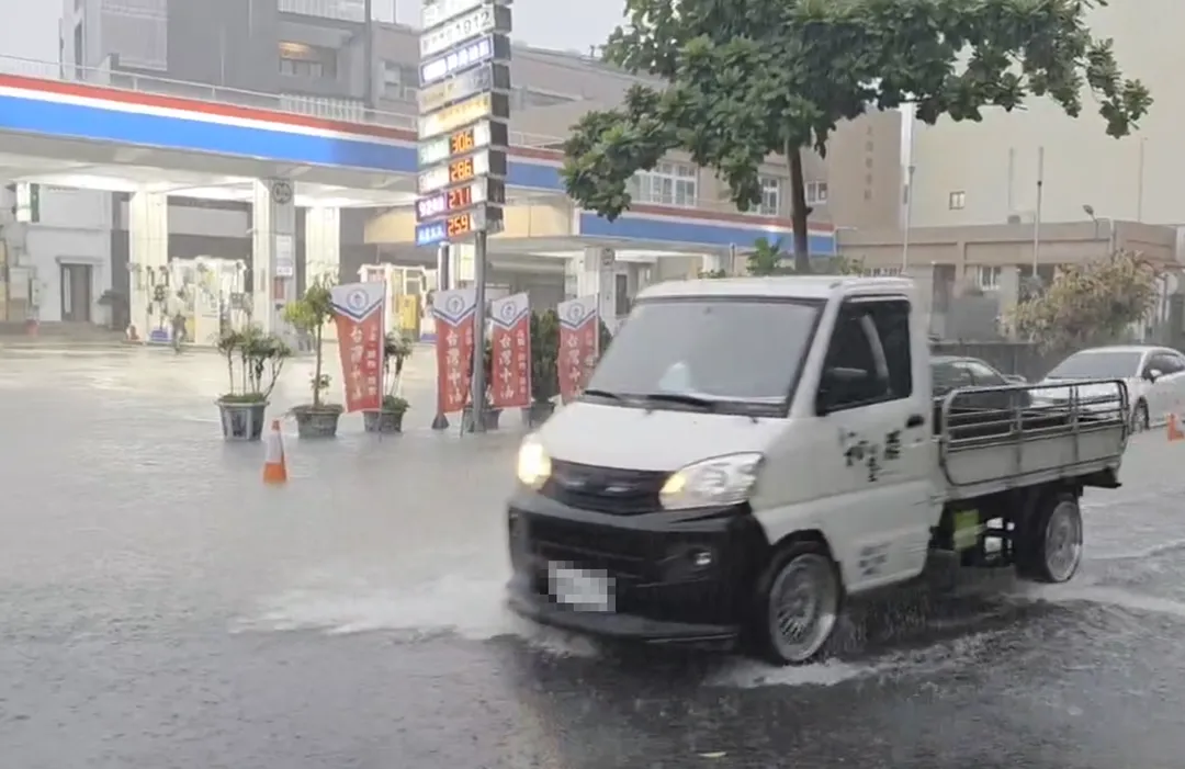 馬路積水波及路邊加油站。(圖/中天新聞)