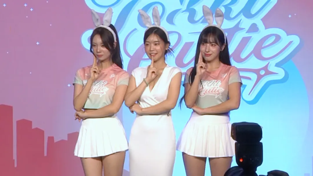 李素泳(左)、Judy(中)、朴恩惠(右)4日出席台北伊斯特職業排球隊「Tokki Cutie」啦啦隊徵選啟動記者會。(圖/記者郭竹倩 攝)