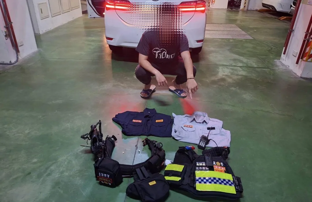 男子假扮警察遭查獲。(圖/翻攝畫面)