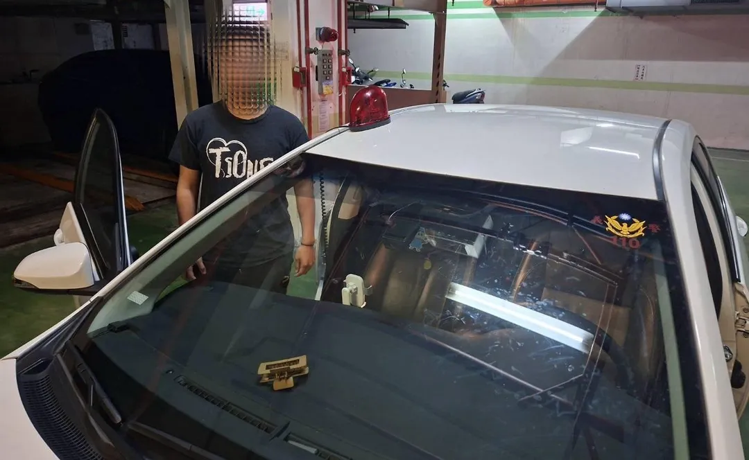 男子車輛裝設蜂鳴器貼上警徽。(圖/翻攝畫面)