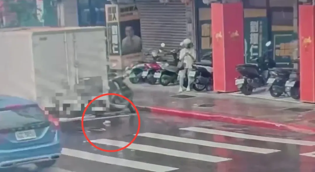 貨車司機臨停時掉了11萬多元現金。(圖/翻攝畫面)