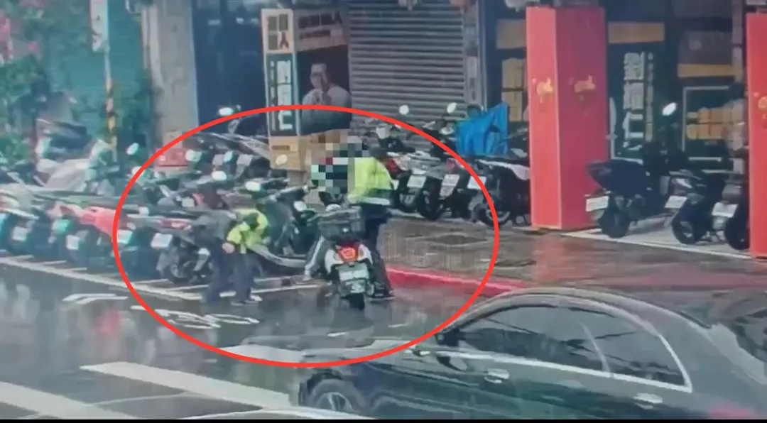 機車騎士拾金不昧攔下員警。(圖/翻攝畫面)