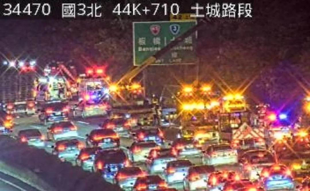 國道3號土城段發生小貨車翻覆車禍。（圖／翻攝自國道公路即時網）