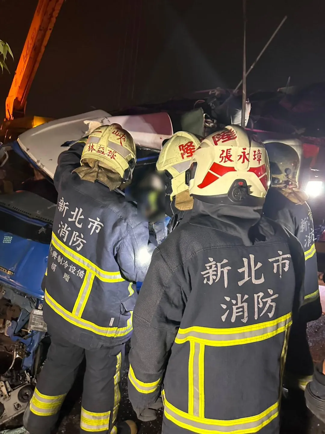駕駛受困車內消防人員到場救援。（圖／翻攝畫面）