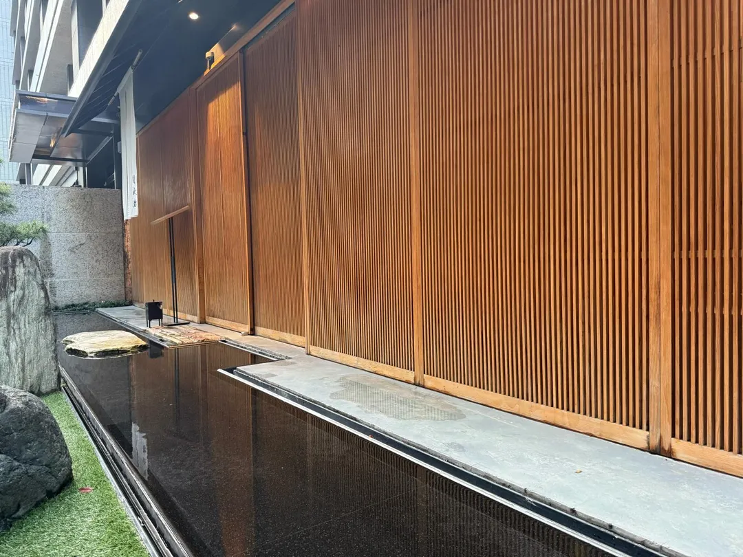 餐廳外設置庭園水景。（圖／黃宏輝提供）