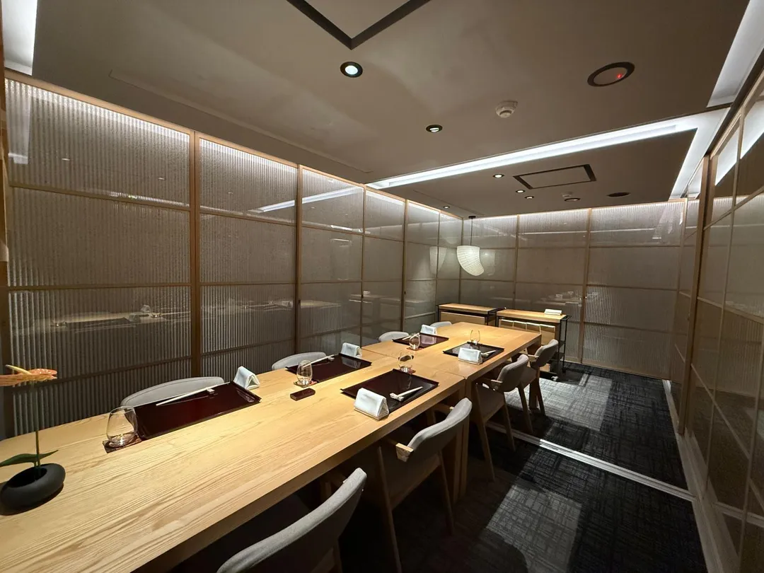 隨顧客用餐習慣又設置較大包廂，可容納多人享受料理。（圖／黃宏輝提供）