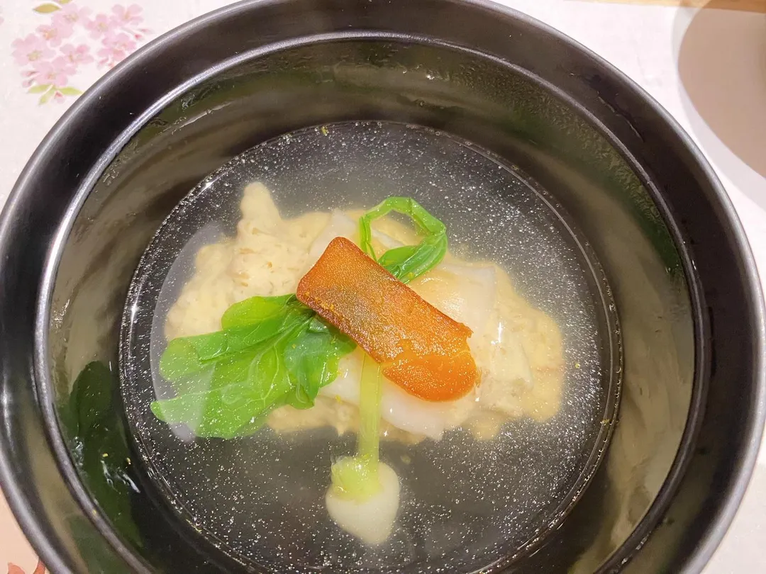 椀物加入鱶鰭真丈與台灣烏魚子、熨斗餅與柚子。（圖／黃宏輝提供）