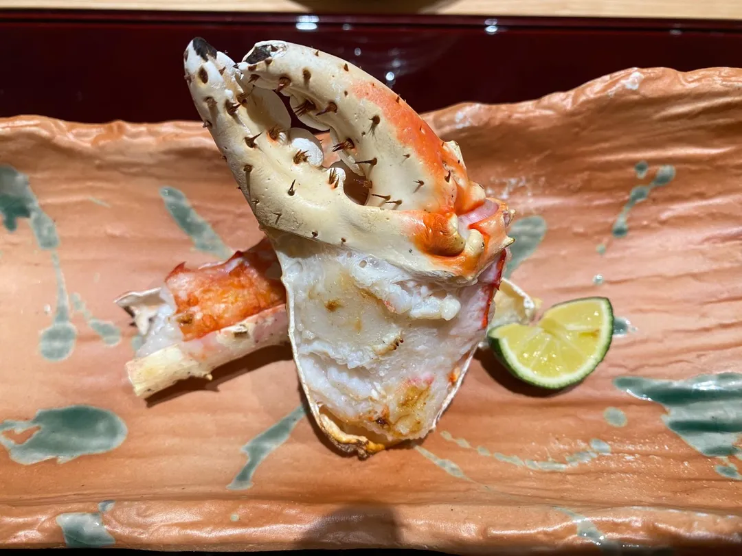 活體鱈場蟹蟹鉗肉形粗壯飽滿。（圖／黃宏輝提供）