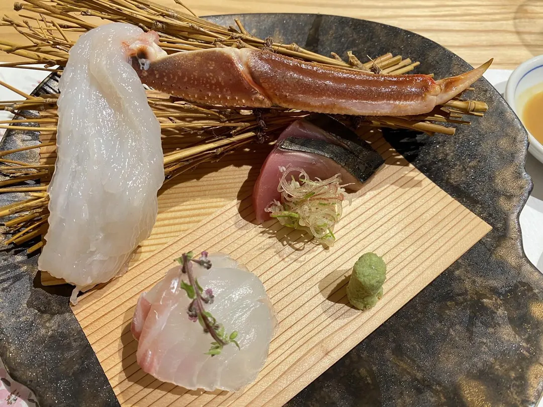 冰洗活體松葉蟹的飽滿蟹腿呈半透明。（圖／黃宏輝提供）