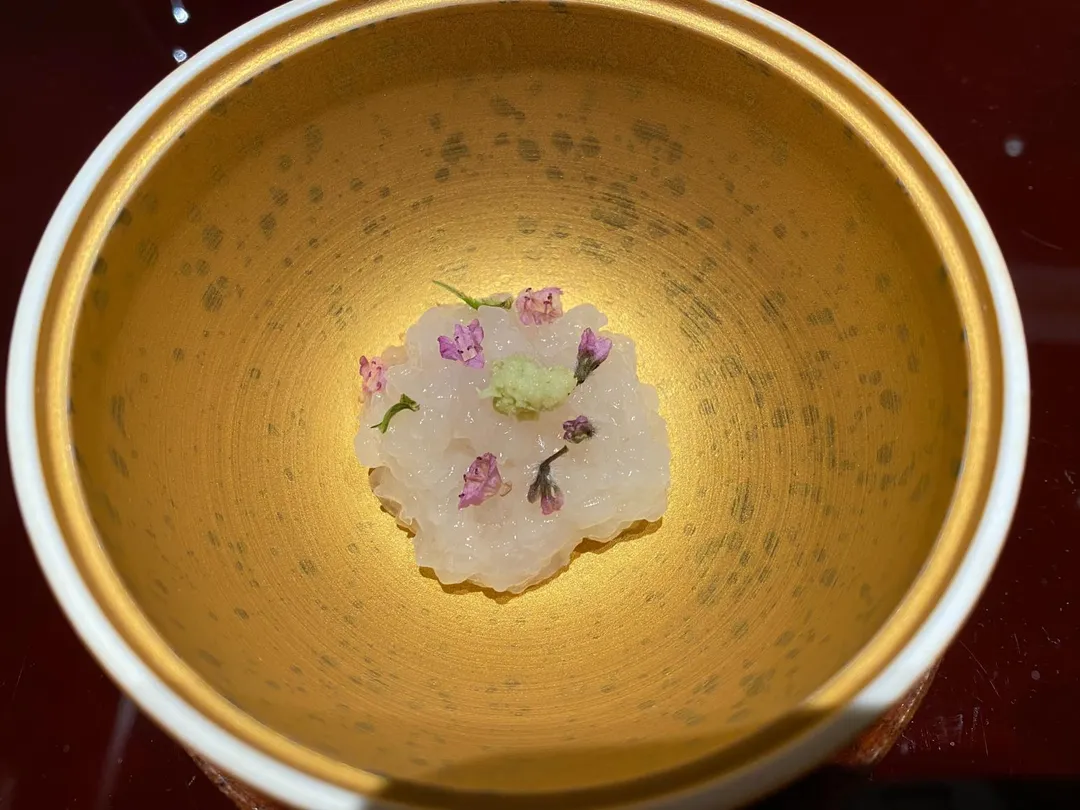 活體鱈場蟹刺身含有磯岸潮間帶與紫蘇花香氣。（圖／黃宏輝提供）