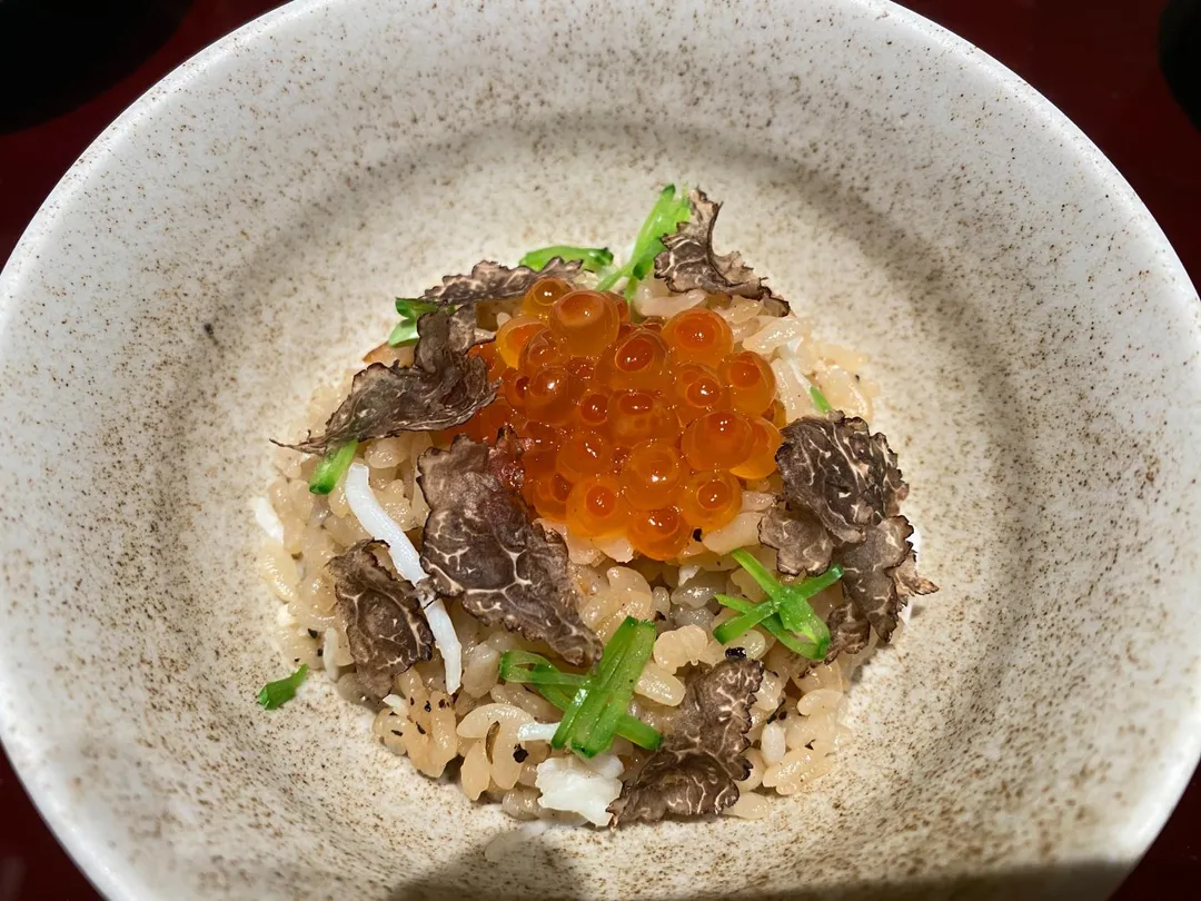 活體鱈場蟹黑松露土鍋飯的鮭魚卵幾乎覆蓋住下方炊飯。（圖／黃宏輝提供）