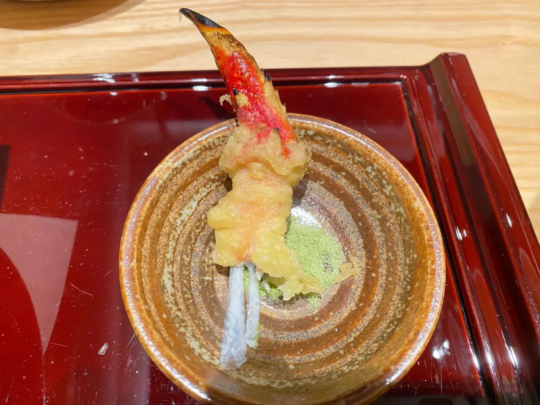 抹茶鹽柔化活體鱈場蟹天婦羅的油膩味。（圖／黃宏輝提供）