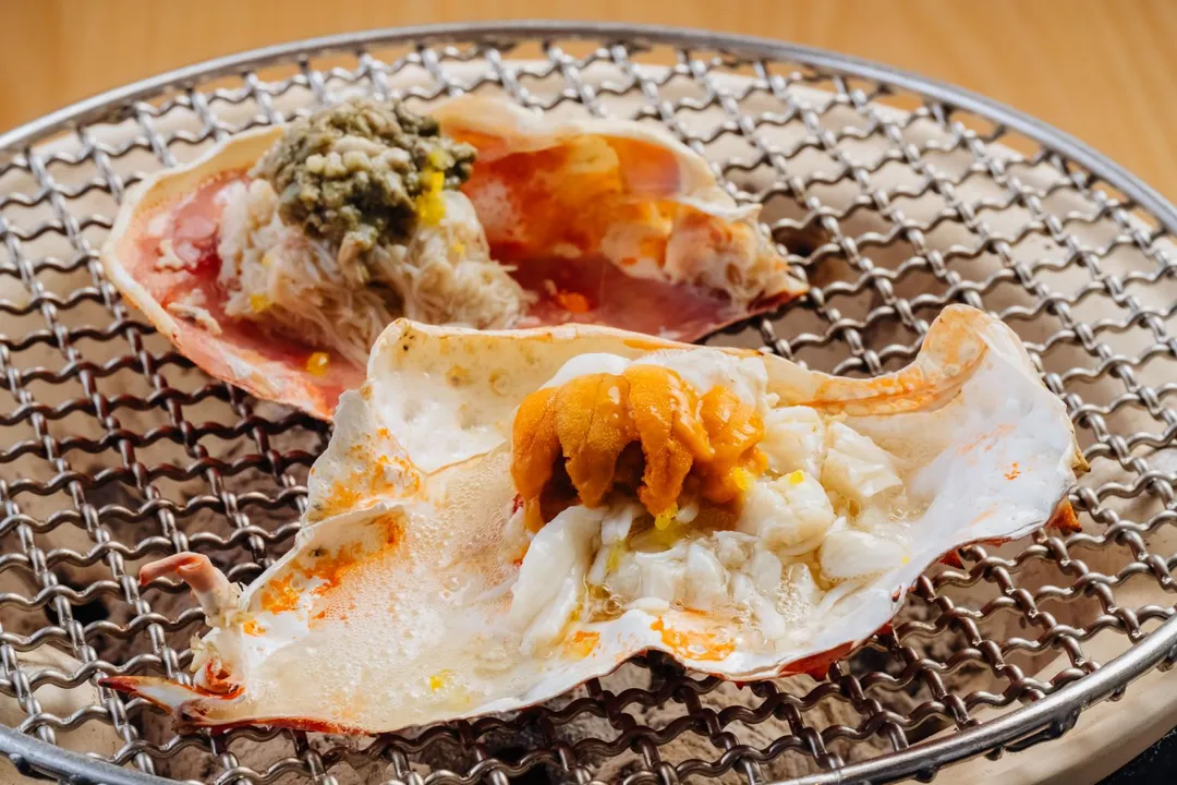 「蟹肉蟹膏海膽甲羅燒」將蟹殼用大火烤出焦香味。（圖／月夜岩提供）