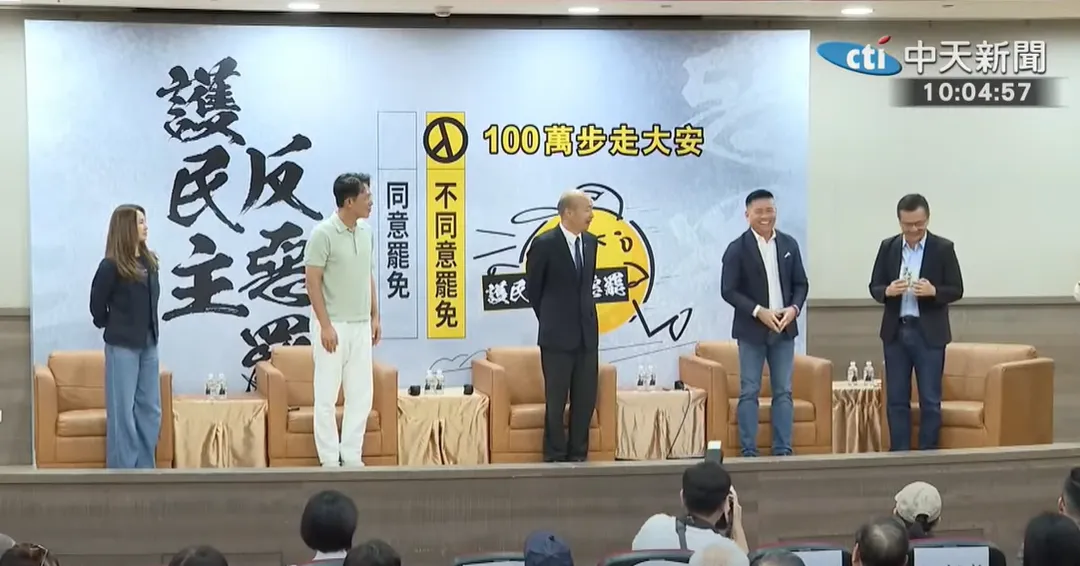 韓國瑜（中）5日出席國民黨立委羅智強「護民主．反惡罷－100萬步走大安」新書發表會。（圖/中天新聞）