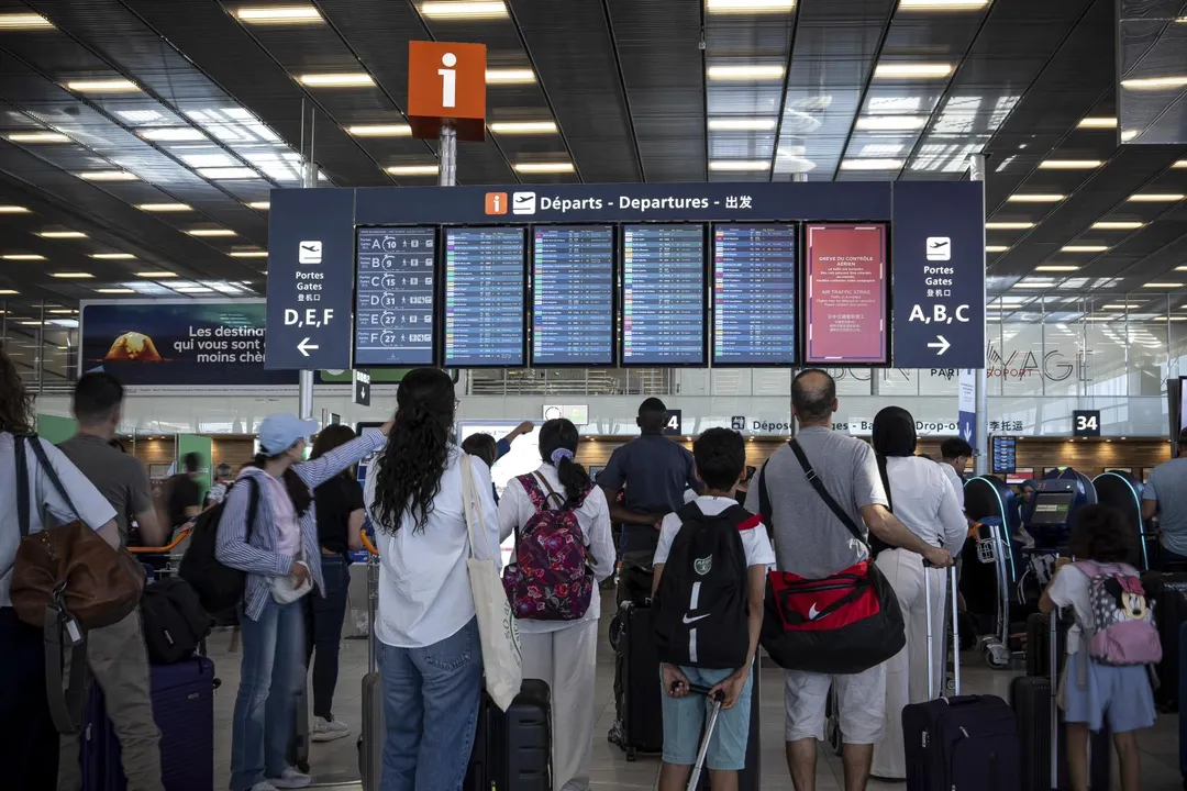 法國飛航管制員大罷工，大批旅客被迫滯留機場。（圖／美聯社）