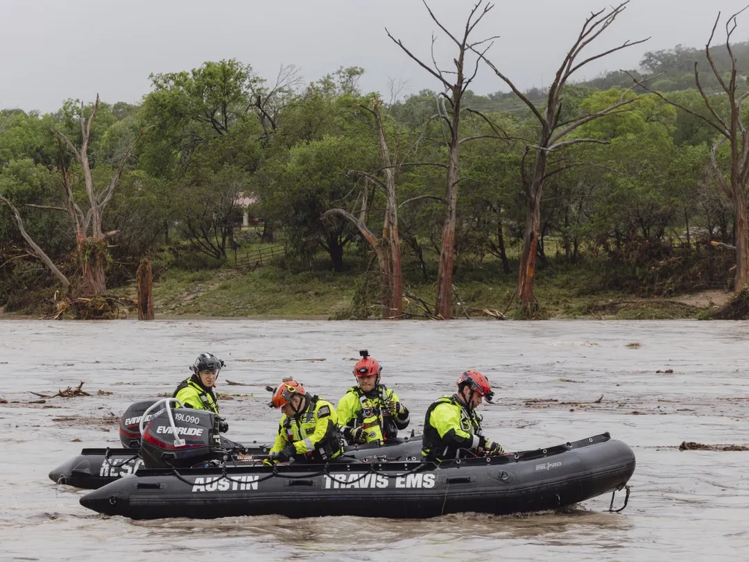 德州暴雨導致河水暴漲，目前已知至少43人死亡，27人失蹤。（圖／美聯社）
