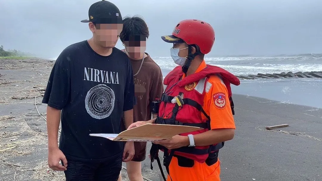 颱風來襲期間海邊觀浪最高可罰25萬元。（圖／翻攝畫面）