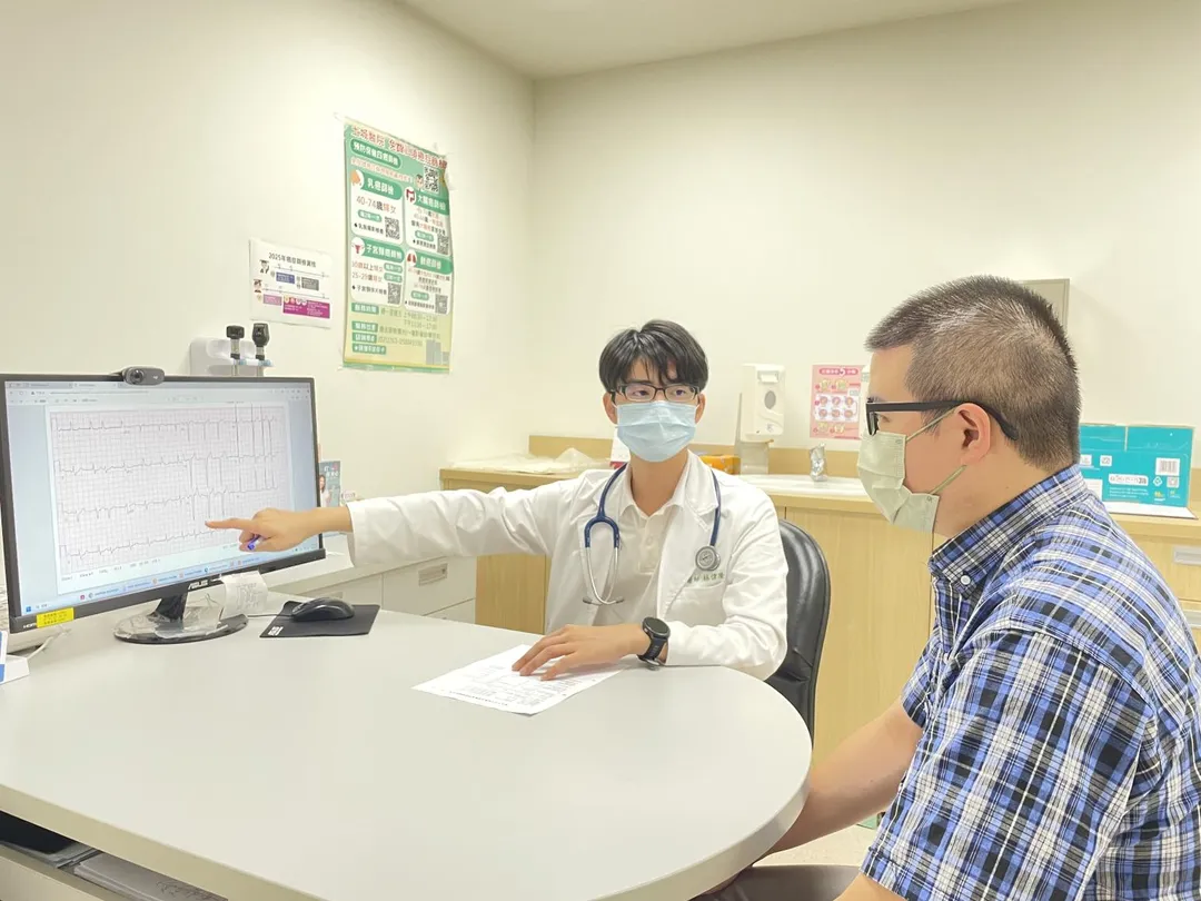 醫師林偉隆強調,一旦出現胸悶、胸痛、呼吸急促等症狀,務必及時就醫。(圖/土城醫院)