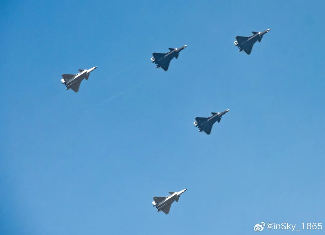 大陸第5代隱形戰機殲-20A編隊飛行疑為抗戰閱兵彩排。（圖／翻攝微博）