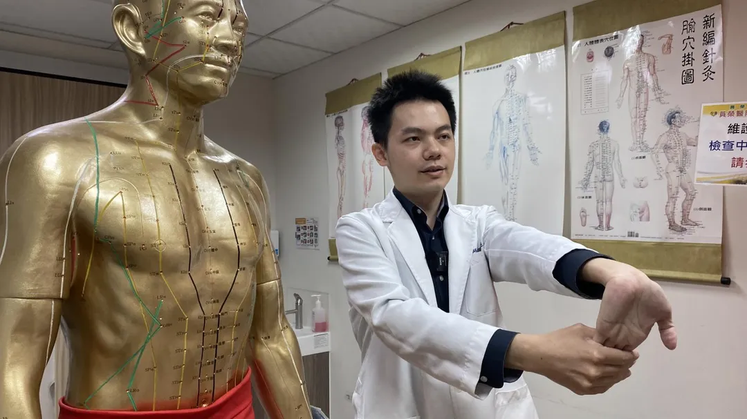 員榮中醫部吳晉廷醫師示範腕隧道關節炎復健方式，可將一隻手手掌朝上手臂打直，用另隻手將手掌向下扳，維持15秒，重覆5次再換手。（圖／員榮醫療體系員榮醫院）