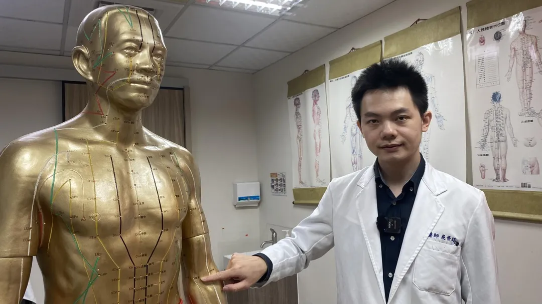 員榮中醫部吳晉廷醫師解說針炙治療腕隧道關節炎，在曲澤等穴位下針。（圖／員榮醫療體系員榮醫院）