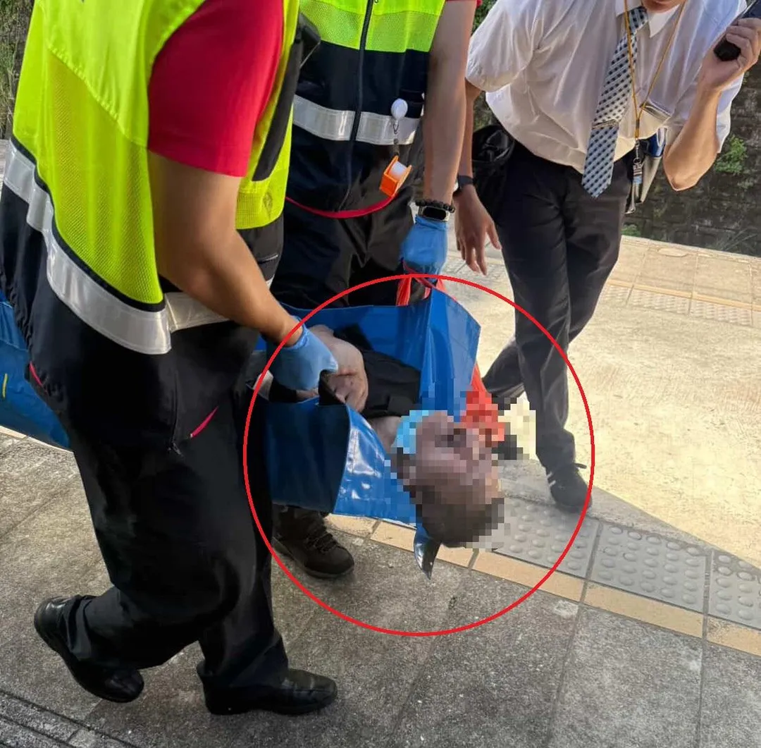 李男自行爬上月台逃生，救護人員將其送醫治療。（圖／民眾林治榕提供）
