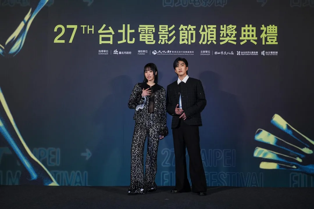 婁峻碩（右）和王渝萱（左）合體頒獎。（圖／台北電影節 提供）