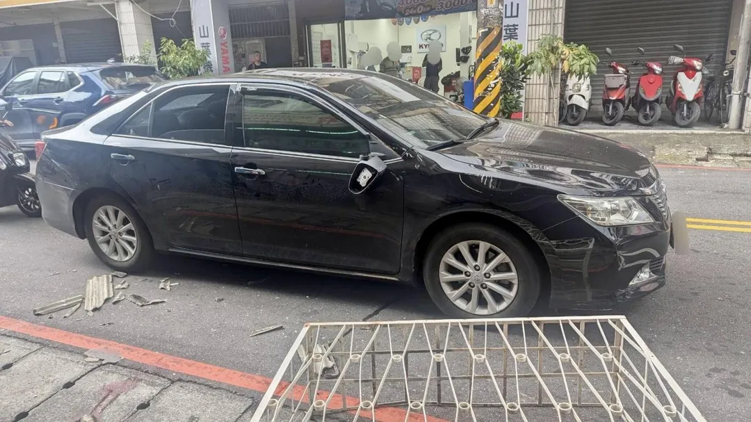 鐵窗掉落砸中下方車輛。（圖／翻攝畫面）