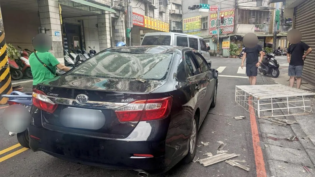 遭砸中車輛嚴重毀損。（圖／翻攝畫面）