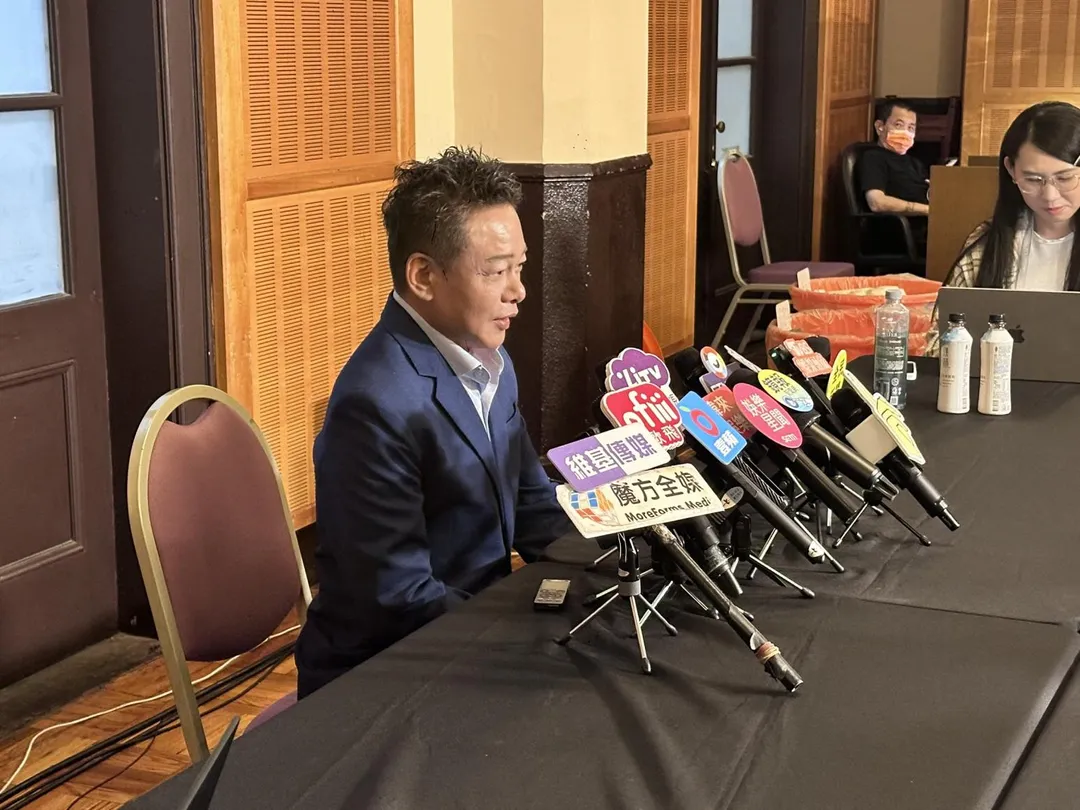 李康生幽默自嘲不敢吃海膽了。（圖／記者 伍映澄 攝）