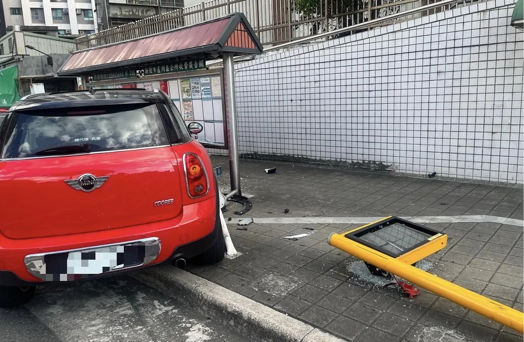 車子先撞斷公車站牌再撞佈告欄。(圖/翻攝畫面)