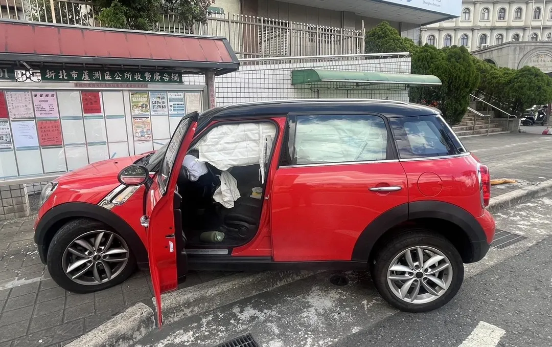 MINI COOPER失控衝上人行道。(圖/翻攝畫面)