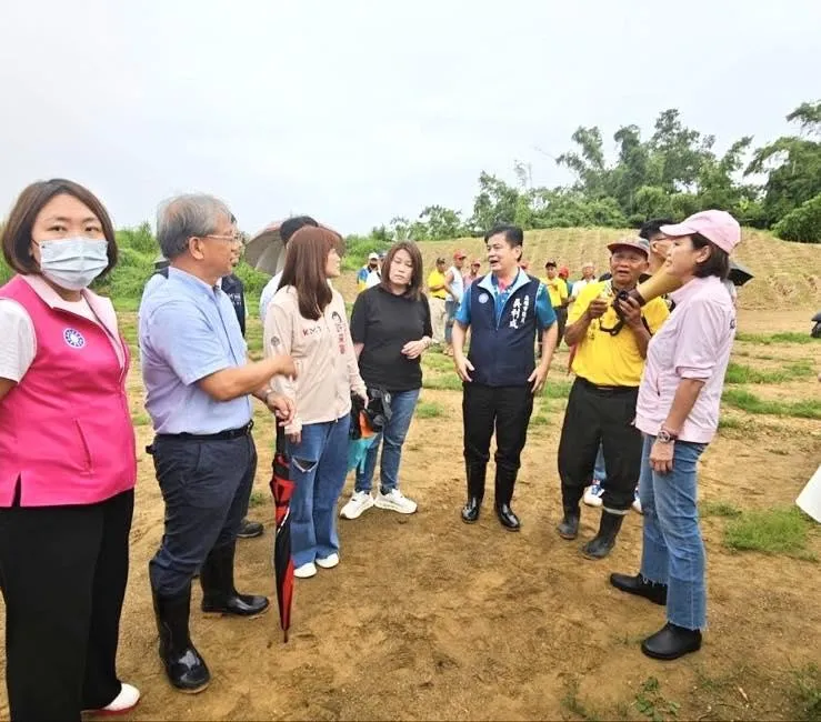 當地里長和居民向柯志恩陳情。（圖／柯志恩臉書）