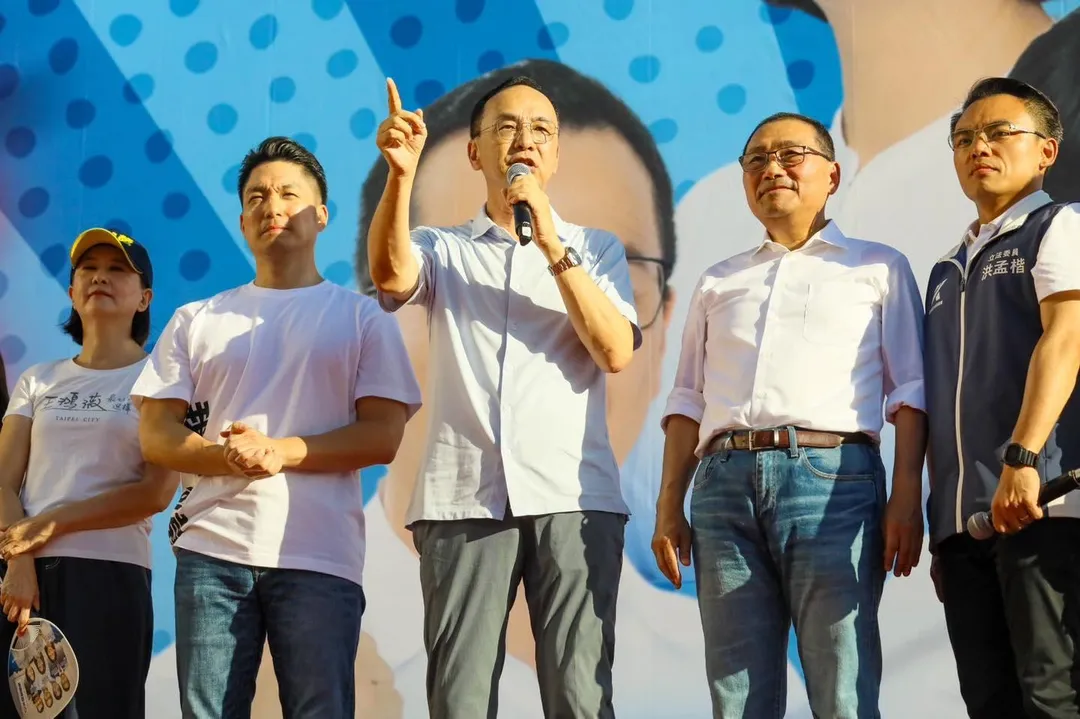 國民黨持續為反惡罷奮鬥，昨下午在台北市政府前廣場舉辦「反惡罷大型宣講活動」。（圖取自朱立倫臉書）