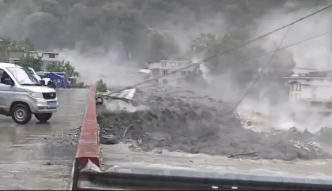 土石流沖毀房舍瞬間，被當地居民拍下。（圖／翻攝微博）