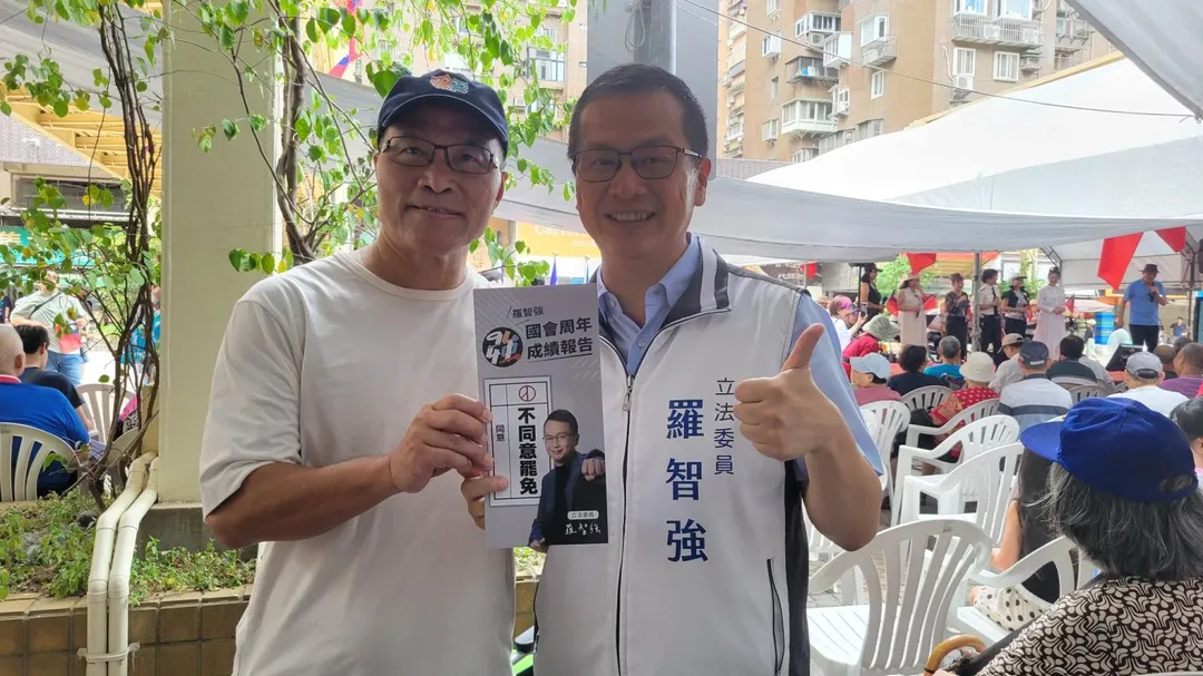 前交通部長、前高雄市副市長葉匡時5日上午出席在台北市大安區成功國宅舉辦的眷村美食活動,與羅智強合影,公開表態支持「不同意罷免」。(圖/取自葉匡時臉書)