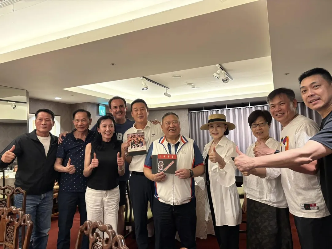林鴻道設宴款待李忠熙。(圖/翻攝自文大培臉書)