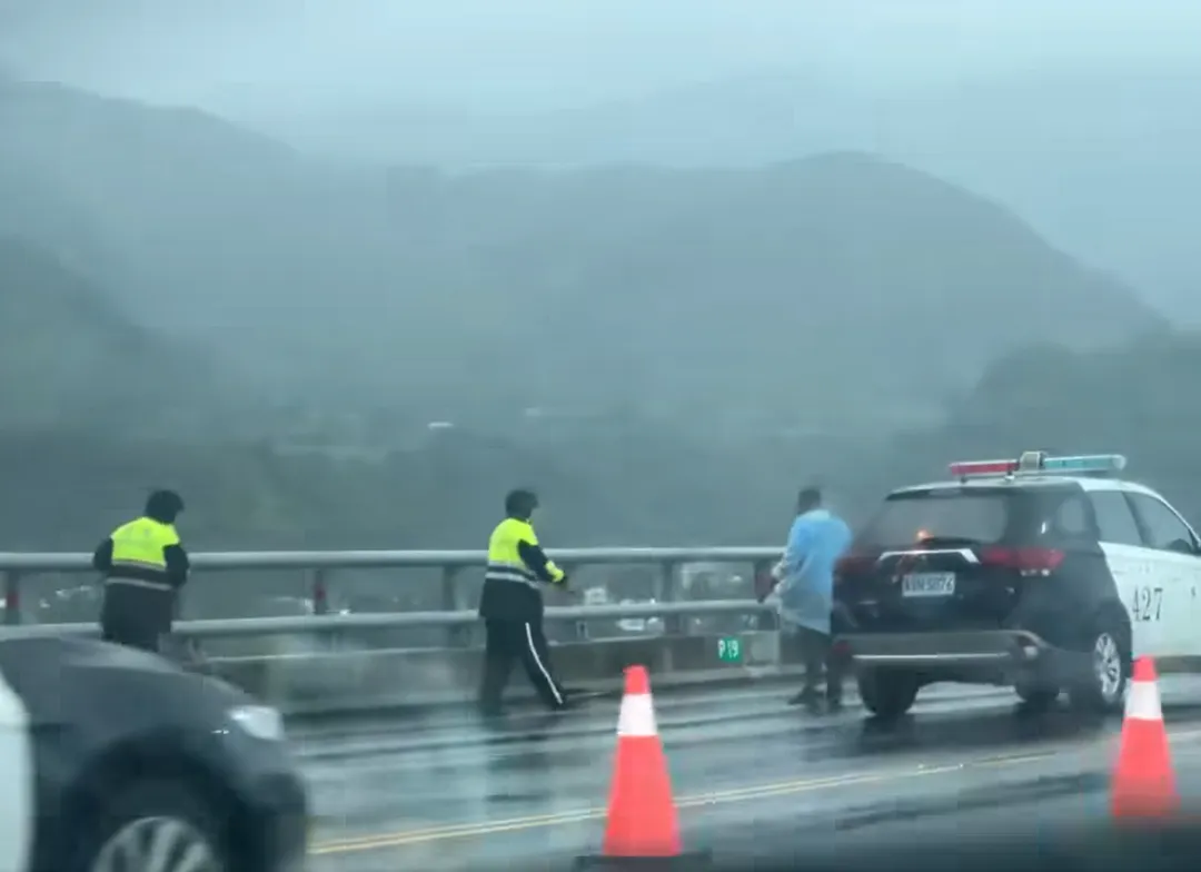 警方獲報趕到現場救援。（圖／翻攝自Facebook@爆料公社）