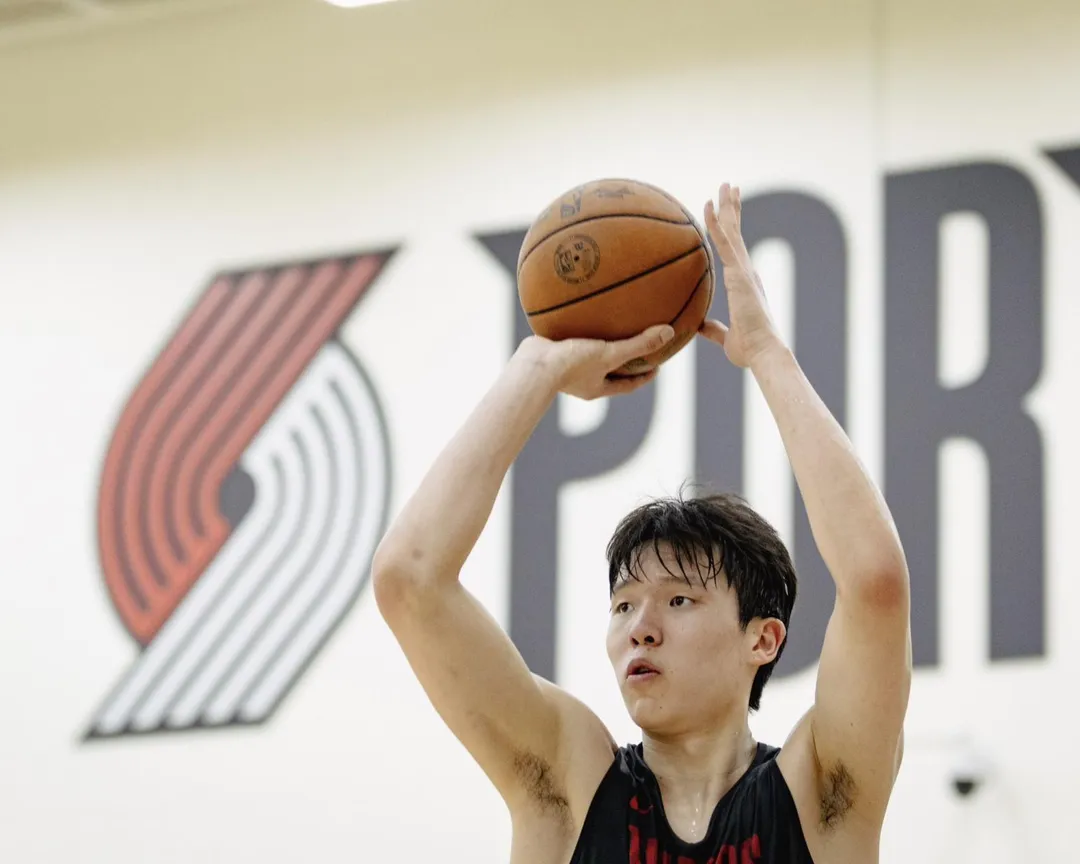 楊瀚森表示NBA的訓練節奏明顯比CBA更快，對抗強度也更高。（圖／翻攝自社群平台X）