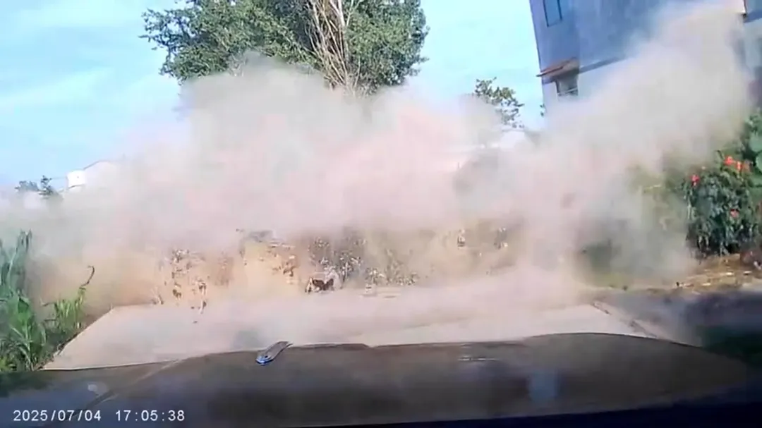 河南商丘一鄉村道路水泥路面因高溫突然炸開。（圖／翻攝微博）